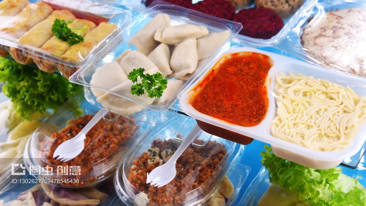 塑料盒中的预包装食品 便利背后的安全与选择